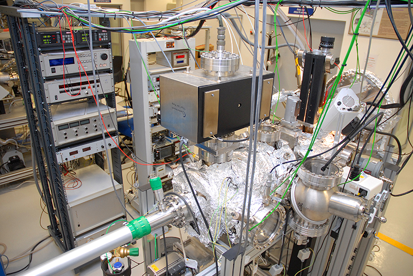 The simulation chamber, named MARTE, is designed to enable study of the behavior of instrumentation and samples of different types and sizes in pressure ranges up to 10-6 mbar controlling the gas composition, with temperature control of samples in the range of 108K to 423K. <br/>CREDIT: J. Martín-Gago/ICMM MARS or MARTE?