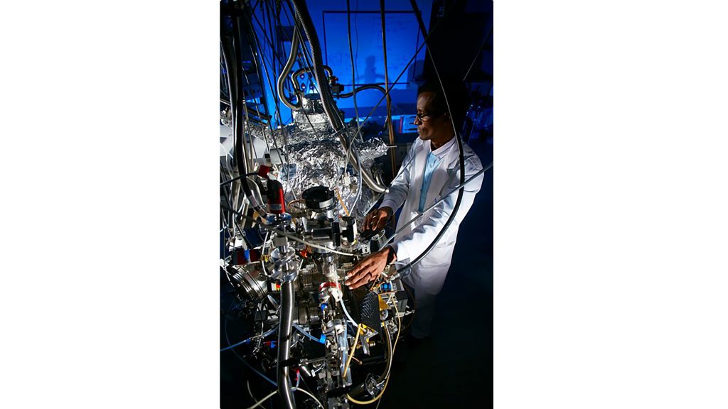 Abdellahi Sow uses the VENUS apparatus, which offers researchers insight into how life can form in space. CREDIT: Emanuele Congiu
